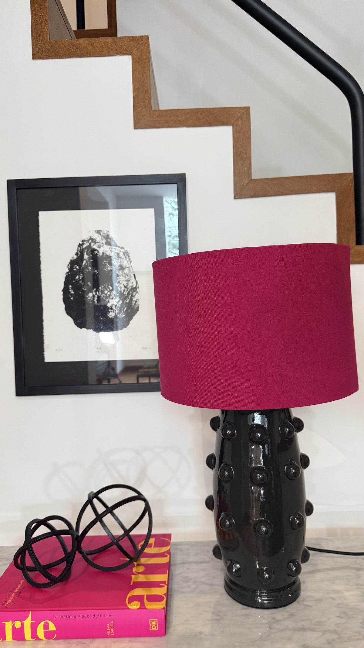 Lámpara de Mesa Bolas Negro + Liso Fucsia
